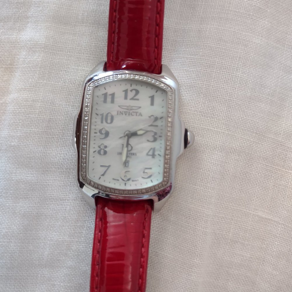 EUC Invicta Lupah Diamond date Silver Red Wallflower